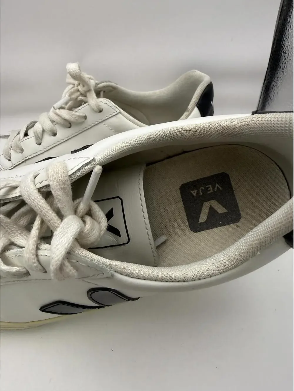 Veja White and Black Leather Sneakers Women's 5 Eu 36